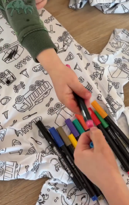 Du må gerne tegne på tøjet😮